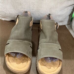 Comfortiva Cerstin leather sandal in olive green